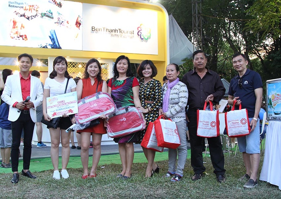 Benthanh Tourist tung chương trình khuyến mãi kép “Hè rực rỡ, giảm hết cỡ” - 5 Rất nhiều khách hàng đã may mắn bốc trúng những phần thưởng giá trị