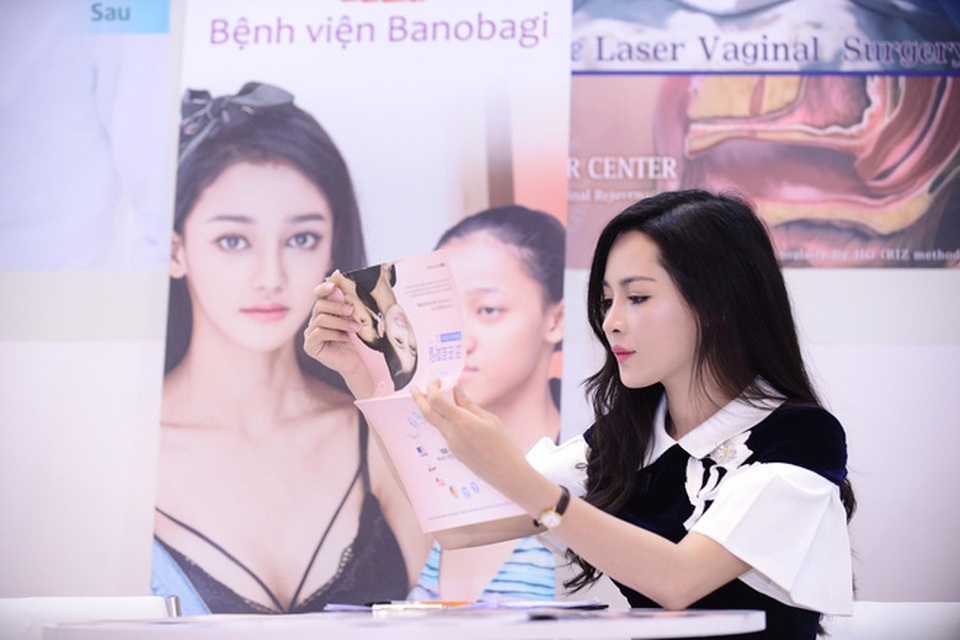 Cận cảnh nhan sắc hot girl Vũ Thanh Quỳnh sau 3 năm thay đổi hoàn toàn diện mạo - 8 Từ sau được nhiều người biết đến, Quỳnh thấy mình giống như chị Thanh Tâm vậy, luôn trò chuyện, tâm sự và tư vấn mọi chuyện trong cuộc sống. Nhất là những bạn nữ thiếu tự tin giống Quỳnh trước kia, Quỳnh chia sẻ.
