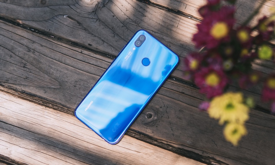 Mua smartphone nào để "tán đổ" một cô gái ngay từ cái nhìn đầu tiên? - 1 Huawei Nova 3e - chiếc smartphone tầm trung hấp dẫn nhất nhì hiện nay, phù hợp với mọi đối tượng người dùng cả nam lẫn nữ.