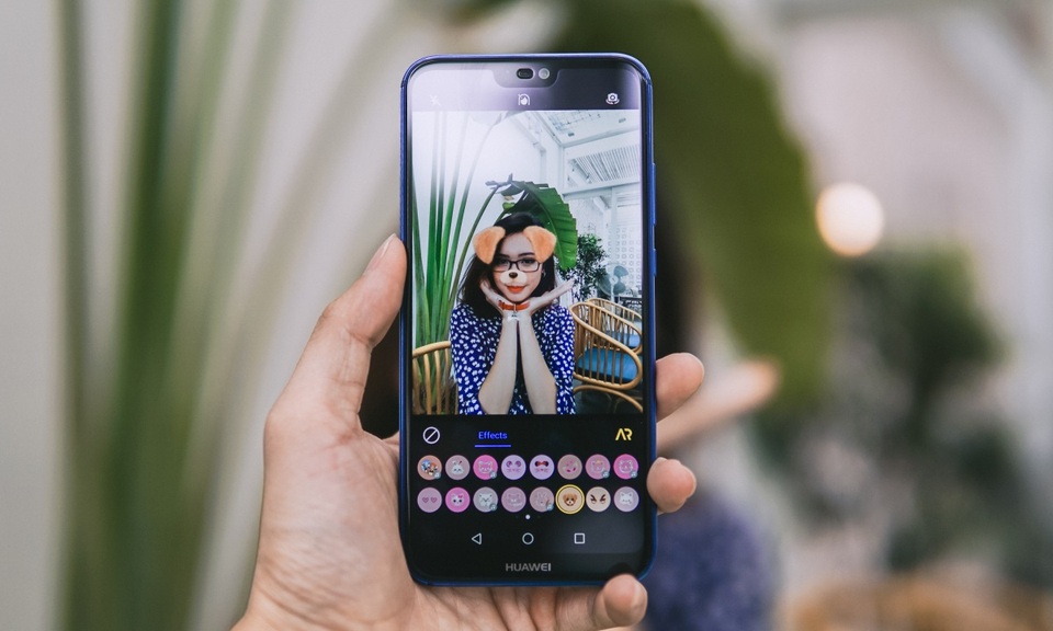 Mua smartphone nào để "tán đổ" một cô gái ngay từ cái nhìn đầu tiên? - 3 Tính năng chụp ảnh thực tế tăng cường (AR Lens) hoạt động với cả camera trước và sau.