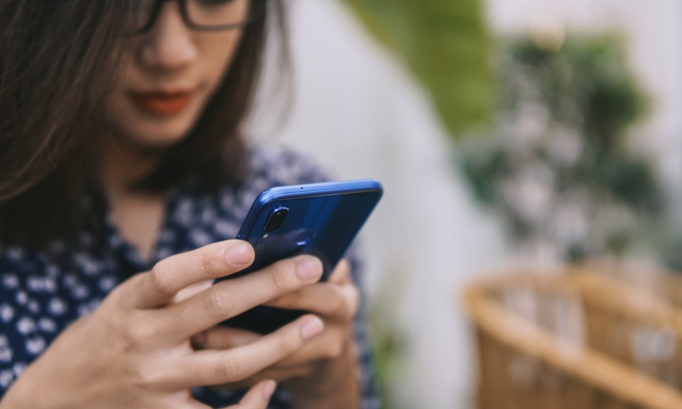 Mua smartphone nào để "tán đổ" một cô gái ngay từ cái nhìn đầu tiên? - 5 Nàng sẽ “ôm” cả bạn lẫn Nova 3e trong những buổi hẹn đó chàng trai ạ.