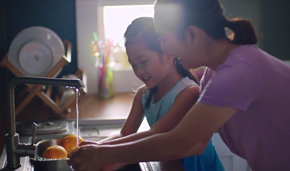 Những điều nhỏ để bảo vệ gia đình mẹ dễ dàng bỏ qua - 2 Hướng dẫn con rửa sạch thực phẩm trước khi ăn