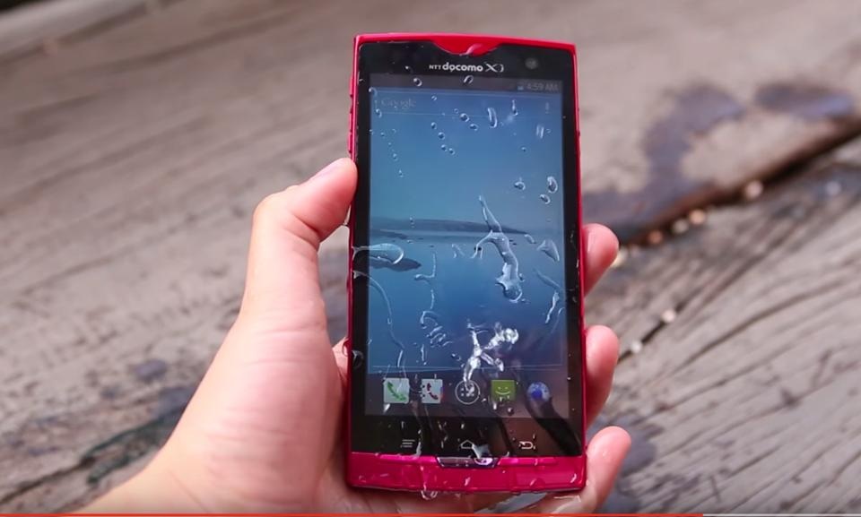 Điện thoại “Made in Japan” 699.000 đồng cho người già, trẻ em và người có thu nhập thấp - 2 Tính năng chống nước là một trong những điểm nhấn của bộ đôi điện thoại Nhật này.