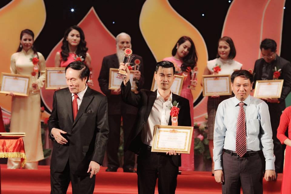 Dược sĩ trẻ với những giải pháp thành công với ngành thẩm mỹ da Việt Nam - 3 Sản phẩm của công ty CellPharma được chứng nhận là thương hiệu chăm sóc sức khỏe sắc đẹp hàng đầu Việt Nam 2016 trong chương trình do Hiệp hội chống hàng giả và bảo vệ thương hiệu Việt Nam VATAP tổ chức .