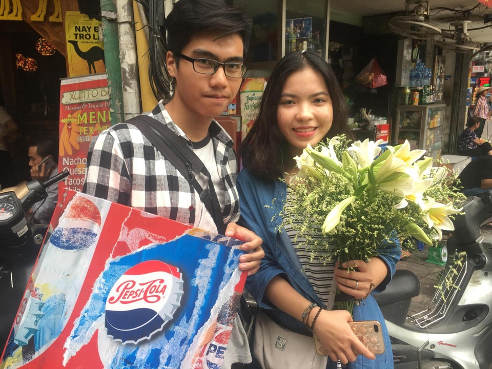 “Lật tung” cả Hà Nội vì hộp quà chất Pepsi - 2 Quỳnh Anh rất hạnh phúc khi nhận được bó hoa loa kèn “chuẩn mùa” từ chương trình