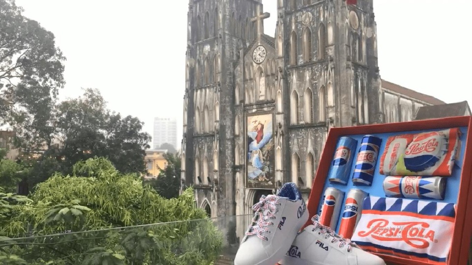 “Lật tung” cả Hà Nội vì hộp quà chất Pepsi - 4 Siêu phẩm Pepsi x Fila xuất hiện gần Nhà Thờ Lớn