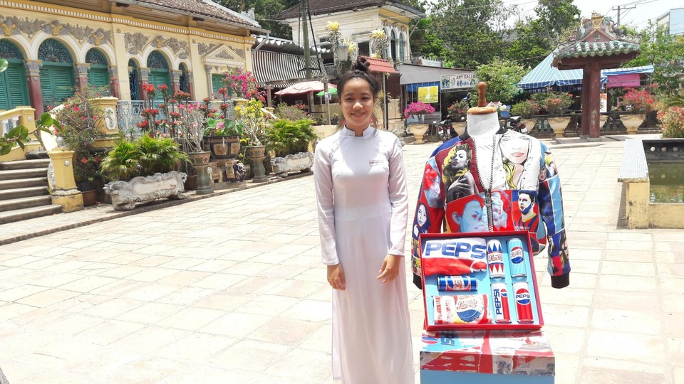 Ngọc Diệp-hậu duệ đời thứ 7 của ngôi nhà háo hức đứng cạnh chiếc bomber Pepsi x Hà Nhật Tiến ngay trong sân nhà mình