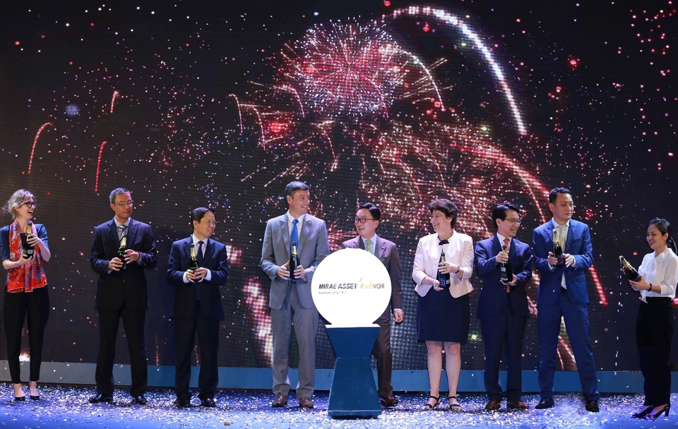 Công bố thương hiệu mới bảo hiểm nhân thọ Mirae Asset Prévoir - 2 Đại diện từ Mirae Asset và Prévoir nâng ly chúc mừng cho sự hợp tác giữa hai thương hiệu.
