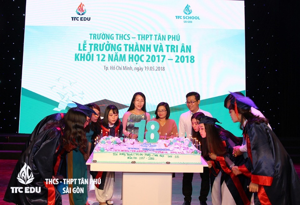 Lễ tri ân và trưởng thành của học sinh trường THCS - THPT Tân Phú - 2 Tuổi 18 chỉ đi qua trong đời một lần nên khoảnh khắc này sẽ lắng đọng trong tâm hồn các em