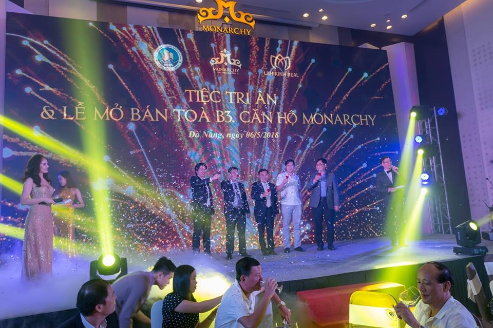 Đại diện NDN và Lam Kinh cùng khách hàng nâng ly khai tiệc.