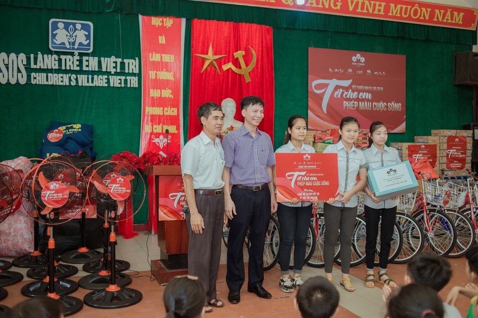 Ruby’s World đem “Tết cho em - Phép màu cuộc sống” về với Làng trẻ em SOS Việt Trì - 2 Ông Phạm Văn Ninh - Giám đốc điều hành Ruby’s World Group trao những phần quà cho các em nhỏ đại diện Làng trẻ em SOS Việt Trì trong chương trình “Tết cho em - Phép màu cuộc sống”.