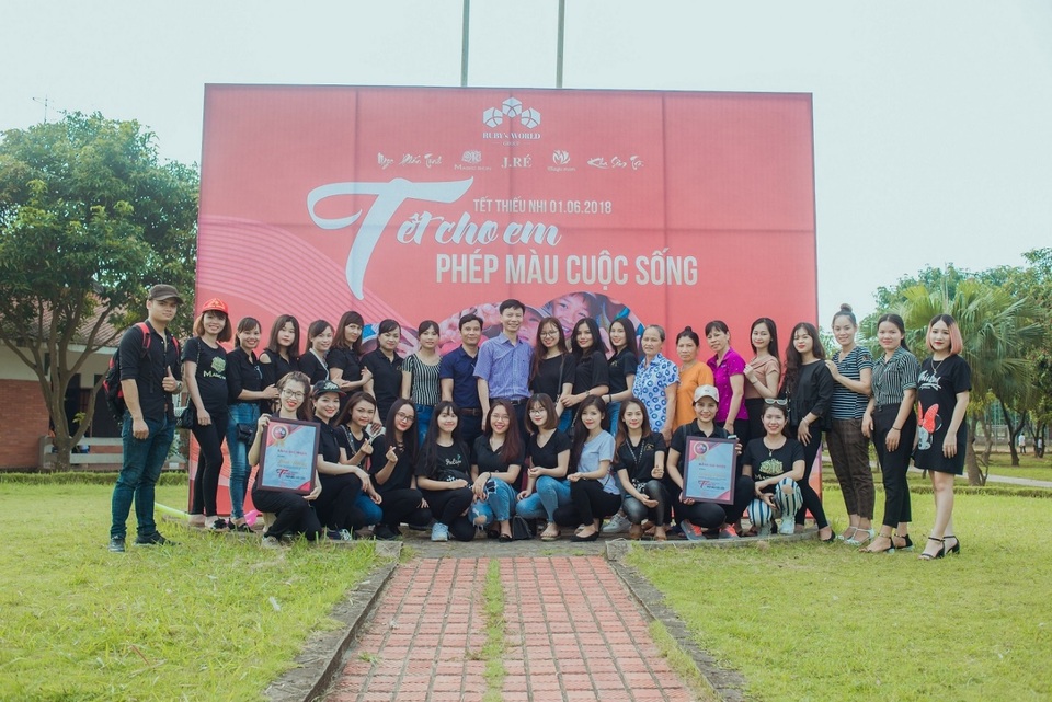 Ruby’s World đem “Tết cho em - Phép màu cuộc sống” về với Làng trẻ em SOS Việt Trì - 4 Đại diện Ruby’s World Group chụp ảnh lưu niệm cùng Lãnh đạo Làng trẻ em SOS Việt Trì và các em nhỏ ở đây.