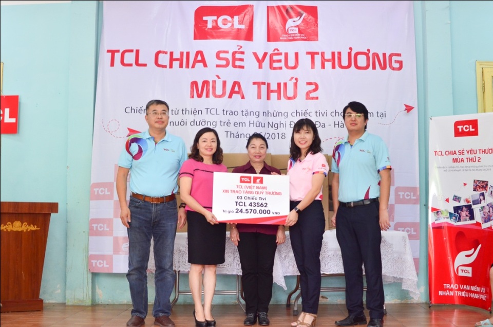 TCL (Việt Nam) tiếp tục trao tặng Tivi cho trẻ em mồ côi và khuyết tật tại TP. Hà Nội - 1 Bà Summer Gao (thứ hai từ phải sang) tặng tivi cho Nhà nuôi dưỡng trẻ Hữu Nghị