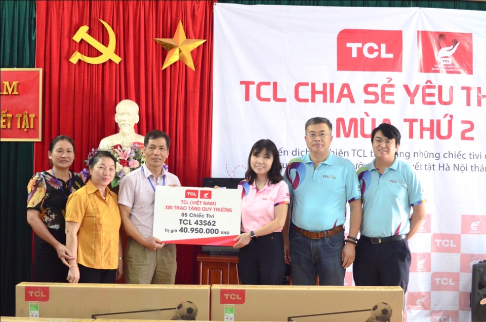 TCL (Việt Nam) tiếp tục trao tặng Tivi cho trẻ em mồ côi và khuyết tật tại TP. Hà Nội - 2 Ban lãnh đạo TCL trao tặng TV cho TT NDTKT Hà Nội