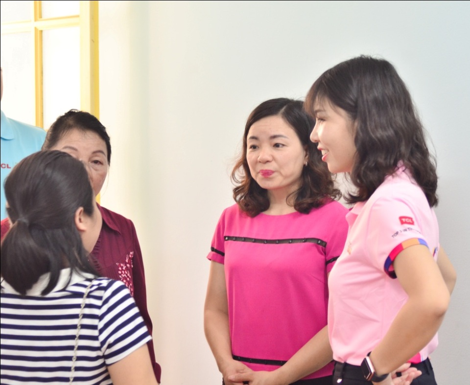 TCL (Việt Nam) tiếp tục trao tặng Tivi cho trẻ em mồ côi và khuyết tật tại TP. Hà Nội - 3 Bà Summer trao đổi thông tin với đại diện Hội Bảo trợ và nhà trường.