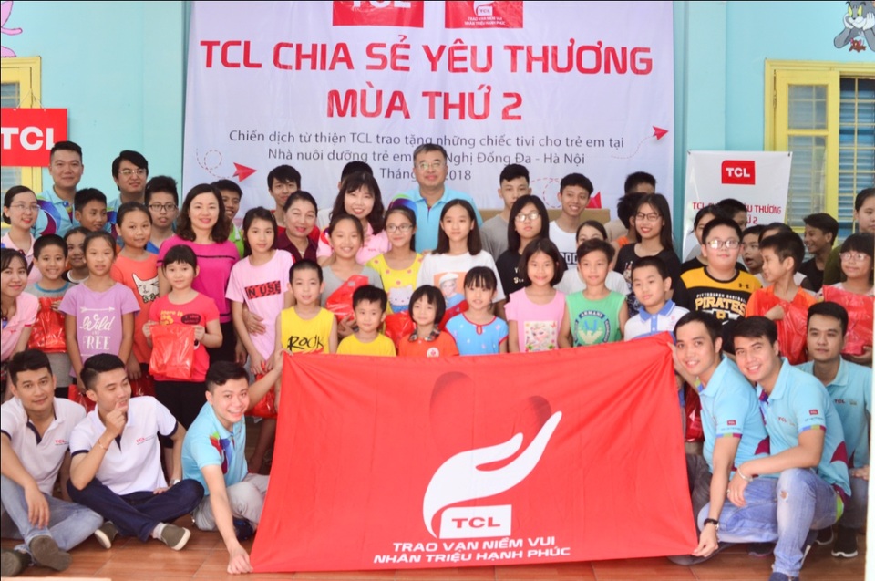 TCL (Việt Nam) tiếp tục trao tặng Tivi cho trẻ em mồ côi và khuyết tật tại TP. Hà Nội - 4 Nhân viên TCL chụp hình lưu niệm cùng các em mồ côi tại nhà nuôi dưỡng Hữu Nghị - Đống Đa.