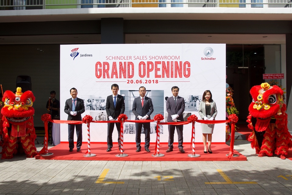 Schindler Việt Nam mở rộng thị trường: Khai trương sale showroom đầu tiên tại Việt Nam - 1 Các vị lãnh đạo Schindler Việt Nam tham gia nghi thức cắt băng khai trương