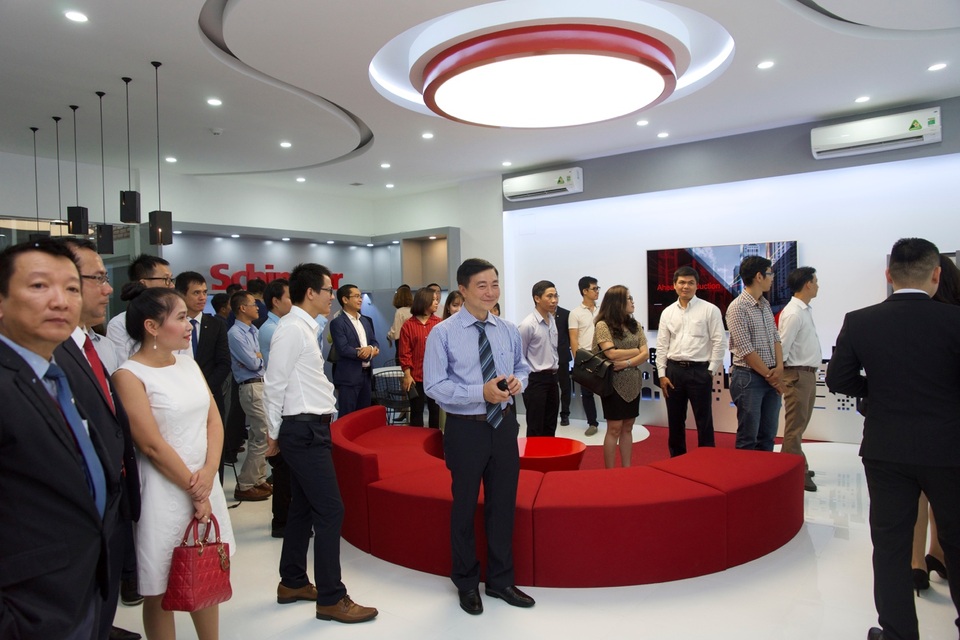 Schindler Việt Nam mở rộng thị trường: Khai trương sale showroom đầu tiên tại Việt Nam - 3 Khách hàng tham quan tìm hiểu sản phẩm và dịch vụ tại Sale Showroom Schindler Việt Nam
