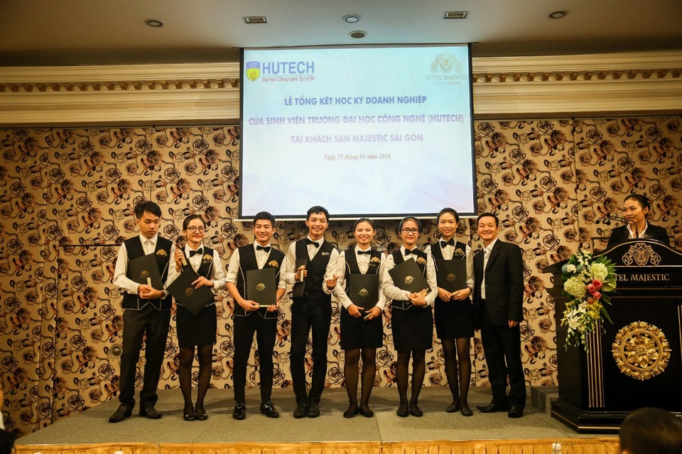 Học kỳ doanh nghiệp - trải nghiệm thực tế và nắm bắt “cơ hội vàng” - 1 Sinh viên HUTECH nhận Chứng chỉ hoàn thành học kỳ doanh nghiệp tại khách sạn Majestic