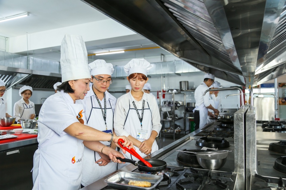 Học kỳ doanh nghiệp - trải nghiệm thực tế và nắm bắt “cơ hội vàng” - 3 Một giờ học thực hành tại trường của sinh viên ngành Nhà hàng – Khách sạn HUTECH