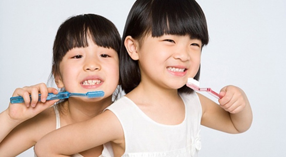 Trẻ ở mỗi lứa tuổi, hệ răng khác nhau cần sử dụng một loại kem đánh răng phù hợp để đảm bảo sức khỏe.