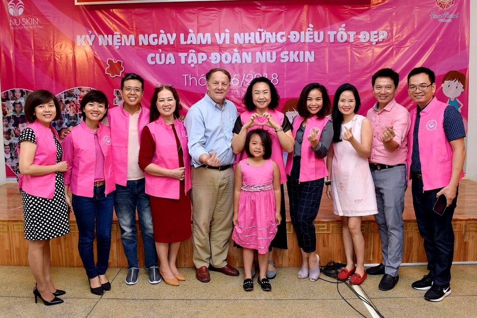 Tạo nên phép màu từ những đóng góp nhỏ - 1 Bà Ong-ea Panaudomsin – Tổng Giám Đốc Nu Skin Việt Nam đến thăm các bệnh nhi tại Bệnh viện Nhi đồng 2 trong ngày Force For Good Day