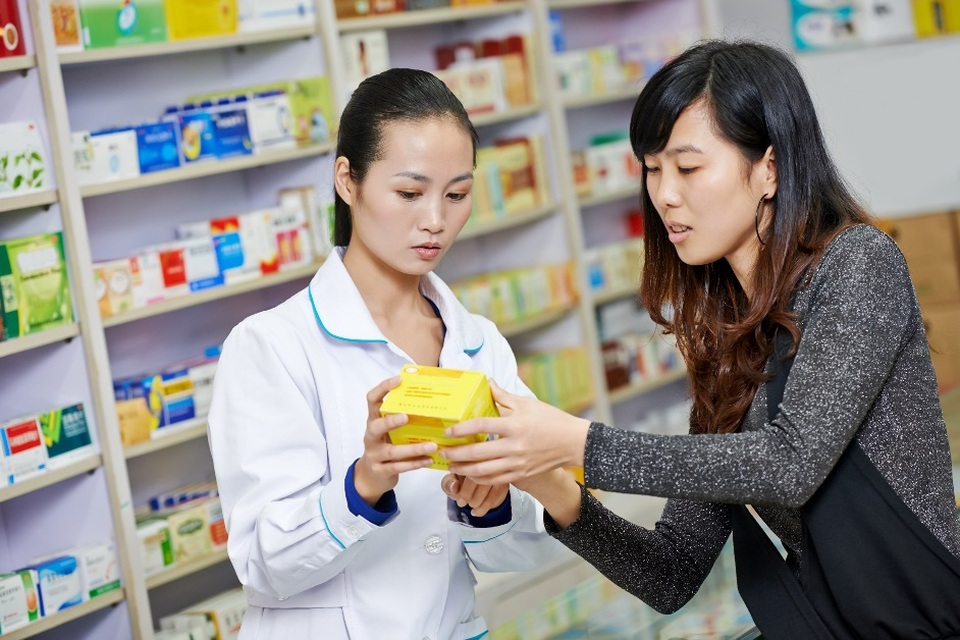 Ai cũng làm “thầy thuốc tại gia” nên kháng kháng sinh mới khó “cứu” - 1 Rất nhiều người giữ thói quen tự mua thuốc kháng sinh khi có bệnh không cần hỏi ý kiến bác sĩ