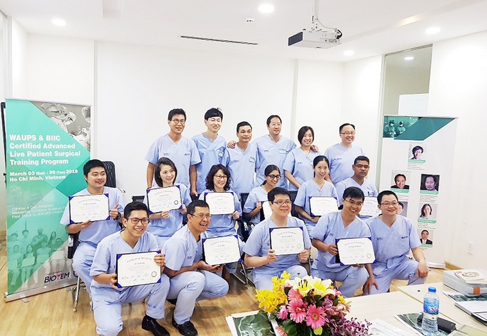 Chuỗi nha khoa KIM tự hào với dịch vụ chuẩn mực hàng đầu Việt Nam - 4 Từ trái qua phải hàng đứng Gs Jim Yuan(ĐH Toronto Canada), Ts Grace Eun A Kim (ÚC), Ts ManingKy (Hà Lan), Ths Bs Nguyen Huu Nam (Viet Nam), Gs Ts Dong-Seok- Sohn (Hàn Quốc), Ts Eric Park (Mỹ). Hàng ngồi là các bác sĩ tốt nghiệp sau chương trình đào tạo chuyển giao công nghệ, các học viên là những bác sĩ của Ấn Độ, Trung Quốc, Thái Lan, Úc, Hàn Quốc, Hà lan, Mỹ, và Việt Nam.