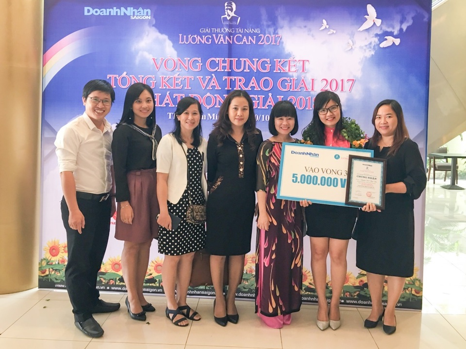 Đại học - Doanh nghiệp: Mô hình đào tạo tiên tiến của thời 4.0 - 3 Nguyễn Thị Thủy Tiên nhận giấy chứng nhận Top 10 giải thưởng Tài năng Lương Văn Can 2017