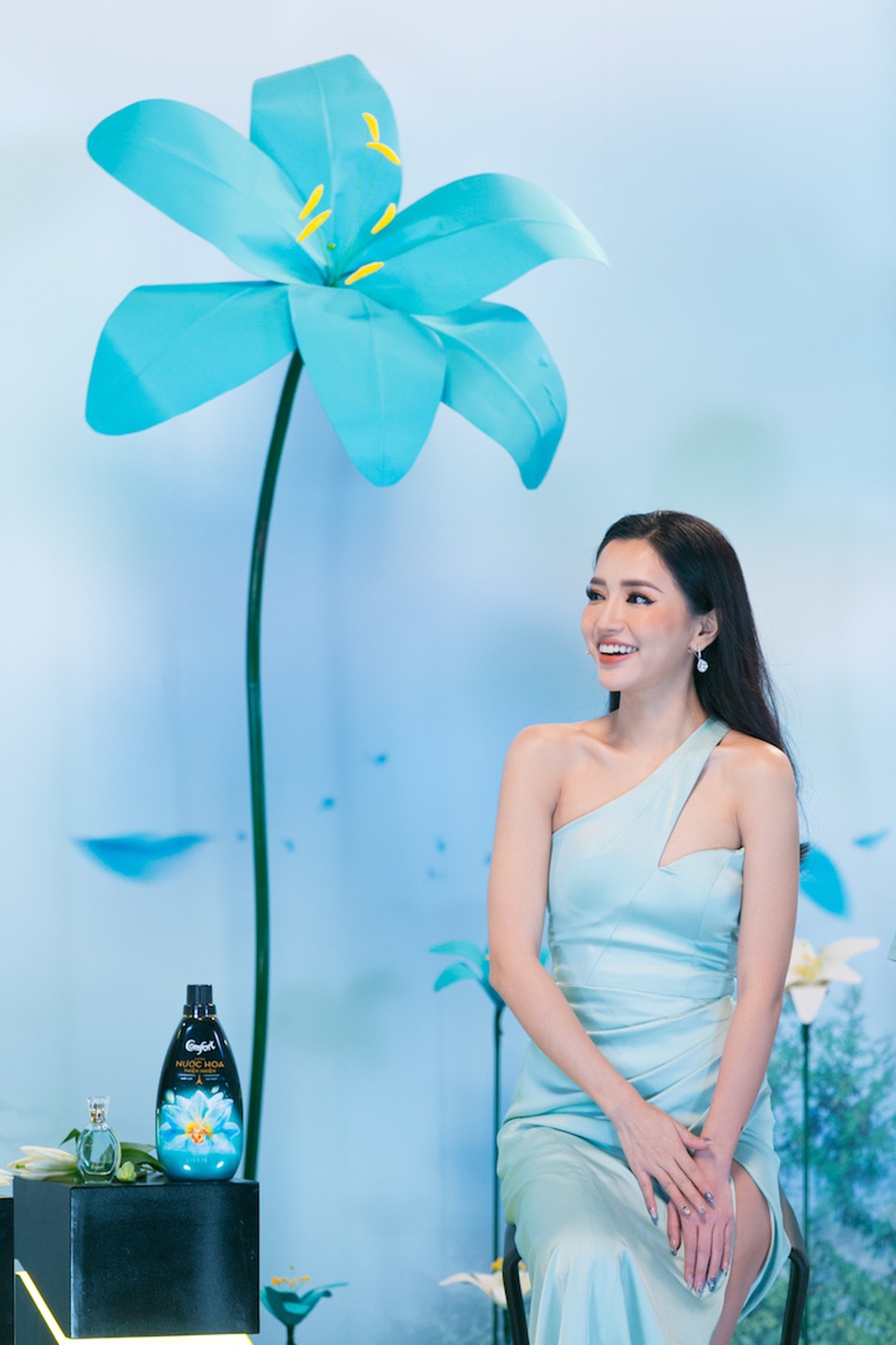 Bích Phương lại "bỏ bùa" fans với thần thái vô cùng kiêu sa - 1 Bích Phương tươi cười chia sẻ cảm xúc trong lần đầu tiên tham dự The Perfume