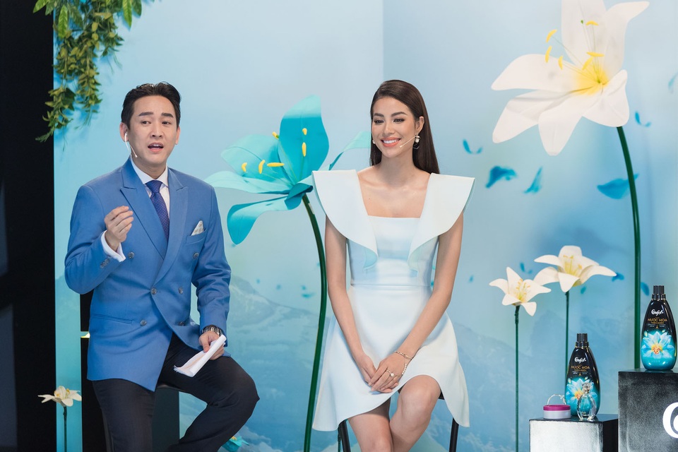 Bích Phương lại "bỏ bùa" fans với thần thái vô cùng kiêu sa - 5 Bích Phương lại "bỏ bùa" fans với thần thái vô cùng kiêu sa - 5