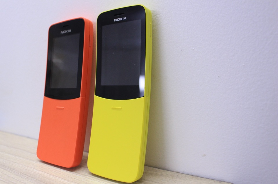 Nokia 8110 4G: Đâu là hàng thật và hàng giả? - 1 Nokia 8110 4G: Đâu là hàng thật và hàng giả? - 1