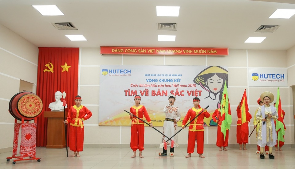 Khám phá 3 “bí mật” thú vị của ngành Việt Nam học tại HUTECH - 1 Ngành Việt Nam học trang bị cho sinh viên kiến thức toàn diện về đất nước – văn hóa – con người Việt Nam