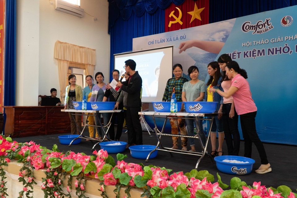 Diễn viên Cát Tường giản dị đồng hành cùng bà con tiết kiệm nước - 2 Bà con tham gia thử thách xả một lần tại hội thảo