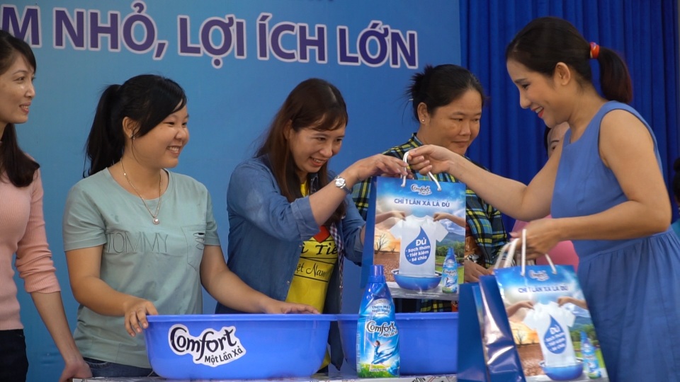 Diễn viên Cát Tường giản dị đồng hành cùng bà con tiết kiệm nước - 4 Cát Tường trao quà cho chị em tại hội thảo
