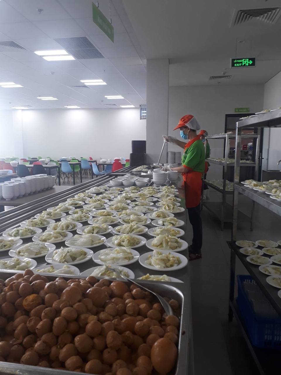 Xóa nỗi lo ngộ độc thực phẩm, doanh nghiệp xây dựng niềm tin với nhân viên - 3 Toàn bộ quy trình lựa chọn thực phẩm, chế biến các suất ăn công nghiệp của Haseca đều tuân thủ nghiêm ngặt các quy định về vệ sinh an toàn thực phẩm.