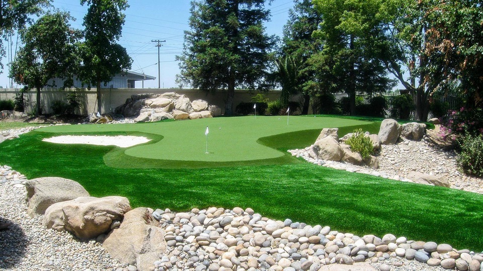Trường Phú Thuận – Golffami: Nắm bắt xu hướng golf để kiện toàn chất lượng, dịch vụ - 2 Green golf mini sân vườn