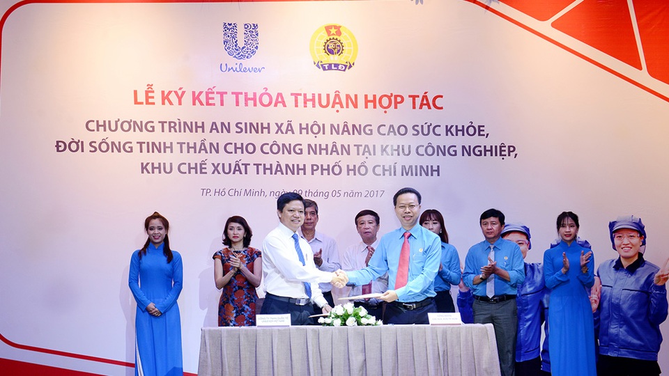 Unilever và những cam kết cải thiện cuộc sống của người dân Việt - 2 Đại diện Unilever đang ký kết chương trình hợp tác an sinh xã hội với Tổng Liên đoàn lao động Việt Nam.