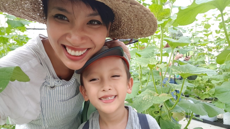 Chẳng riêng Trang Hạ, MC Thùy Minh cũng toát mồ hôi hột vì hàng ngoại "đắt nhưng không xắt ra miếng" - 3 Thùy Minh, 1 bà mẹ sành với những quan điểm mới lạ và tiến bộ được nhiều chị em ủng hộ.