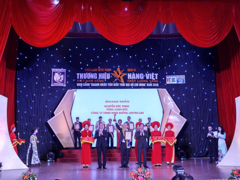 Thạc sỹ, Bác sỹ Nguyễn Đức Minh của Nutricare - Doanh nhân tiêu biểu thời đại Hồ Chí Minh 2018 - 1 Tổng Giám Đốc Công ty TNHH Dinh Dưỡng Nutricare - Ông Nguyễn Đức Minh nhận bằng khen “Doanh nhân tiêu biểu thời đại Hồ Chí Minh năm 2018