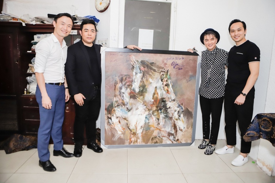 Doanh nhân Nguyễn Mạnh Hà ủng hộ Mai Phương 200 triệu - 2 Ông Nguyễn Mạnh Hà (bìa phải) kỷ niệm với các nghệ sĩ khi nhận tranh đấu giá.
