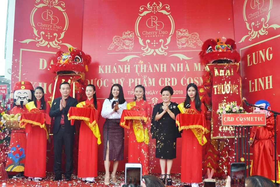 Mỹ phẩm Việt CRD khánh thành nhà máy tiêu chuẩn CGMP lần thứ 2 - 1 Tổng giám đốc Cherry Đào cùng cắt băng khánh thành nhà máy cùng với 2 vị đại biểu Chị Phan Thị Thu Thủy - Giám Đốc công ty dược phẩm ADPHARCO và Anh Tony Ngô cố vấn công ty.