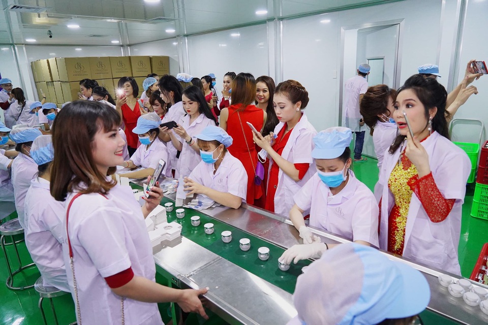 Mỹ phẩm Việt CRD khánh thành nhà máy tiêu chuẩn CGMP lần thứ 2 - 2 Tổng giám đốc Cherry Đào và đối tác tham quan nhà máy sản xuất.