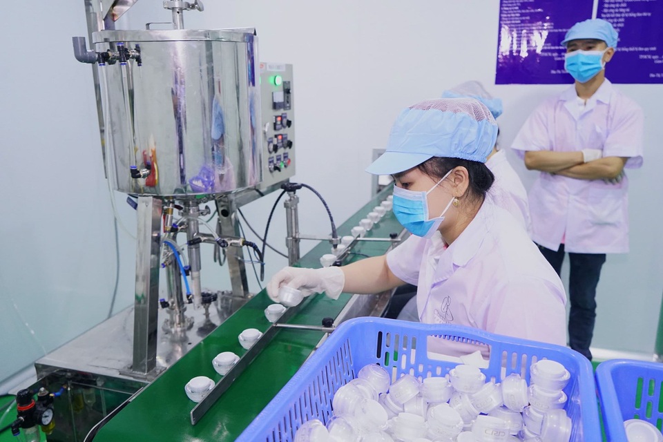 Mỹ phẩm Việt CRD khánh thành nhà máy tiêu chuẩn CGMP lần thứ 2 - 3 Phòng Lab với đội ngũ nghiên cứu và phát triển sản phẩm chuyên nghiệp.
