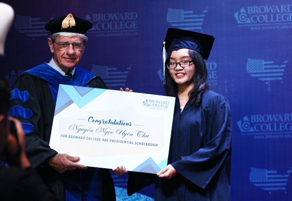 Học bổng “Broward College Presidential Scholarship” là học bổng danh giá từ Chủ tịch Broward College, Florida, Hoa Kỳ dành cho sinh viên Broward College Vietnam xuất sắc nhất, để theo học 02 năm tại Hoa Kỳ