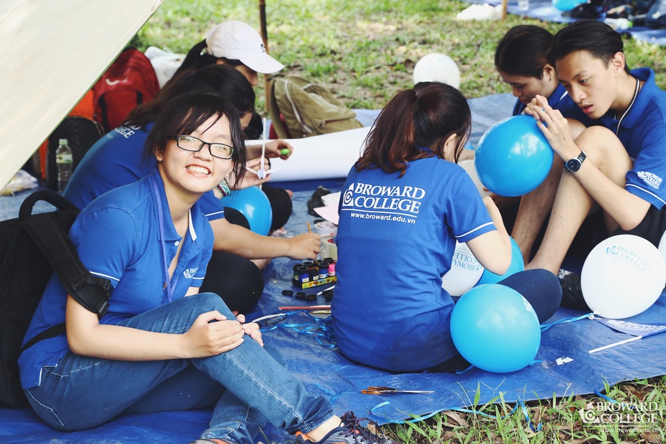 “Ban đầu, em nghĩ vào đại học chỉ cần học tốt và cố gắng để vượt qua các kỳ thi tại trường là được. Nhưng thực tế, khi muốn có nhiều trải nghiệm tuyệt vời, các sinh viên nên làm nhiều hơn giới hạn của mình” - Uyên Thư chia sẻ.