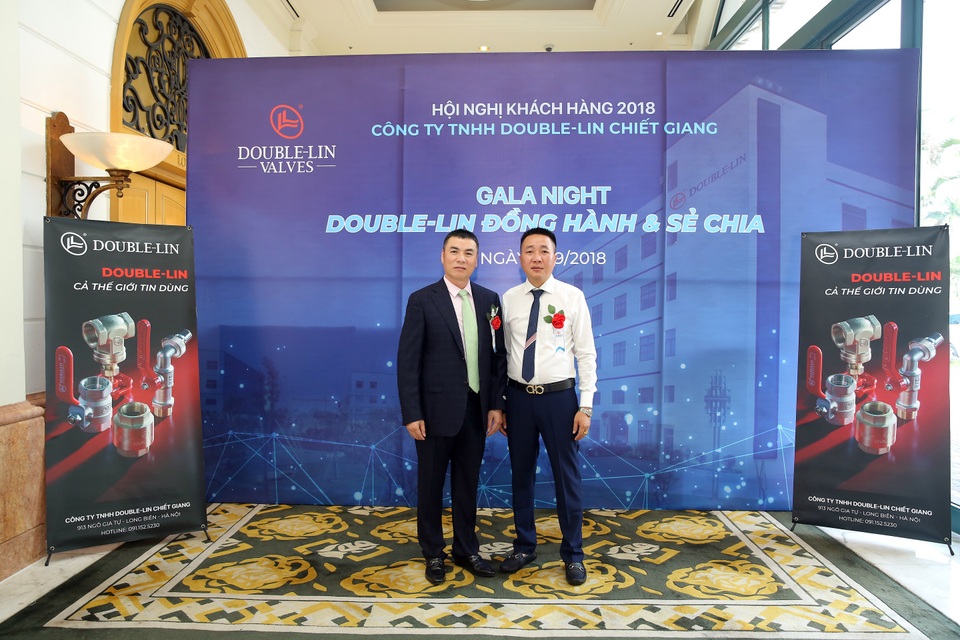 Tưng bừng đại tiệc tri ân “Double-Lin – Đồng hành và sẻ chia” - 1 Ông Lâm Hải Lâm - Chủ tịch HĐQT công ty TNHH van vòi DOUBLE-LIN Chiết Giang (trái) và ông Ngô Á Phi - Giám đốc đại diện văn phòng tại Việt Nam chụp ảnh lưu niệm
