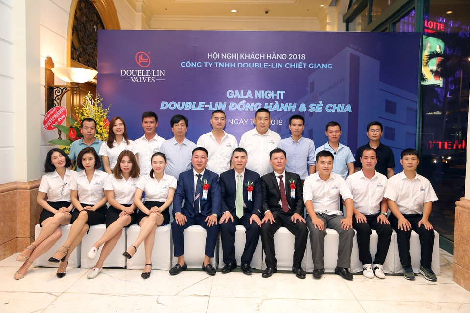 Tưng bừng đại tiệc tri ân “Double-Lin – Đồng hành và sẻ chia” - 5
Đội ngũ nhân viên DOUBLE-LIN chụp ảnh lưu niệm cùng ông Lâm Hải Lâm và các nhà phân phối tại Trung Quốc