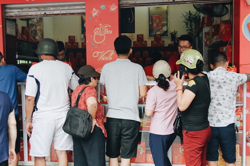 Bánh Trung thu chuẩn vị truyền thống “được lòng” nhiều thực khách - 5 Nhiều người trẻ lựa chọn bánh Trung thu truyền thống để thưởng thức cùng những thức quà của mùa thu hoặc làm quà biếu gia đình.