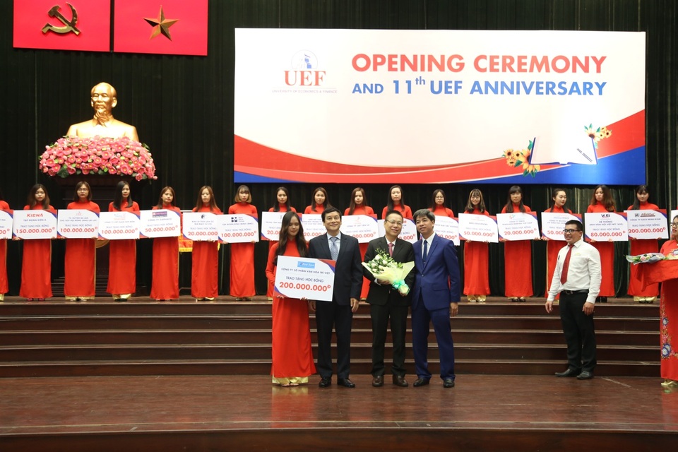 Hơn 30 tỷ đồng học bổng được trao tặng tại Lễ khai giảng của UEF - 2 Doanh nghiệp đối tác tặng học bổng cho Quỹ học bổng UEF